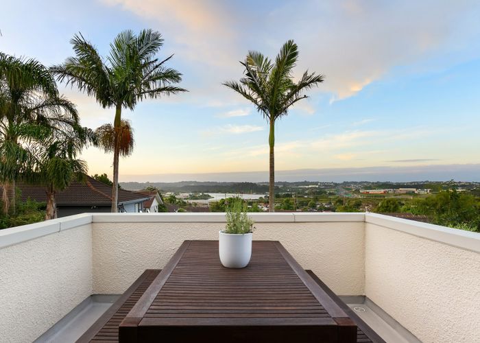  at 1/142 Sunset Road, Unsworth Heights, North Shore City, Auckland