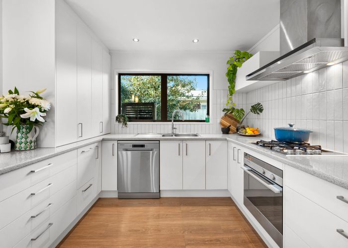  at 6 Gulliver Place, Conifer Grove, Takanini