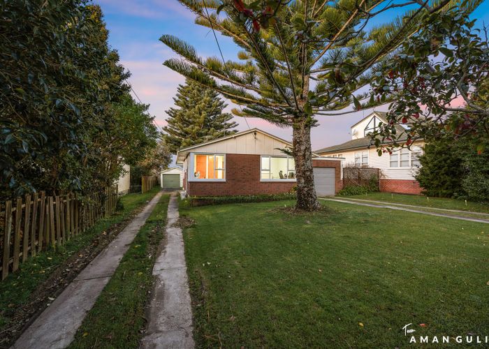  at 8 Deuxberry Avenue, Northcote, Auckland
