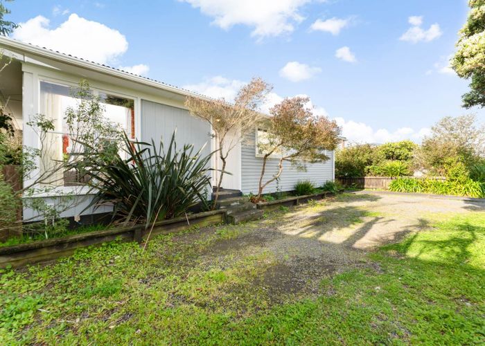  at 90 Riverpark Crescent, Henderson, Waitakere City, Auckland