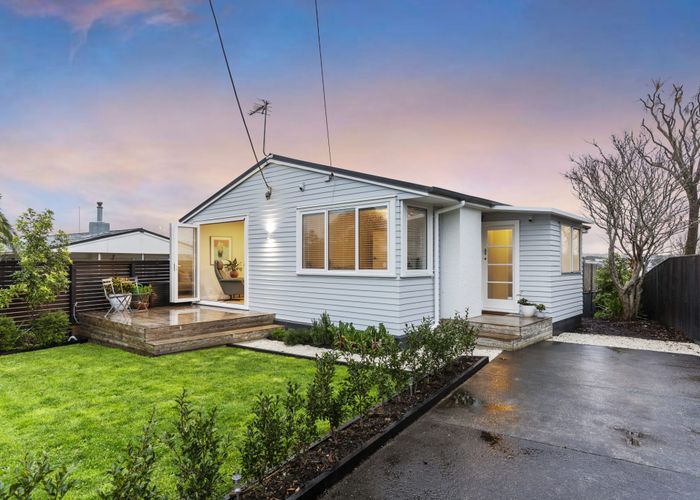  at 27 Kirrie Avenue, Te Atatu South, Waitakere City, Auckland