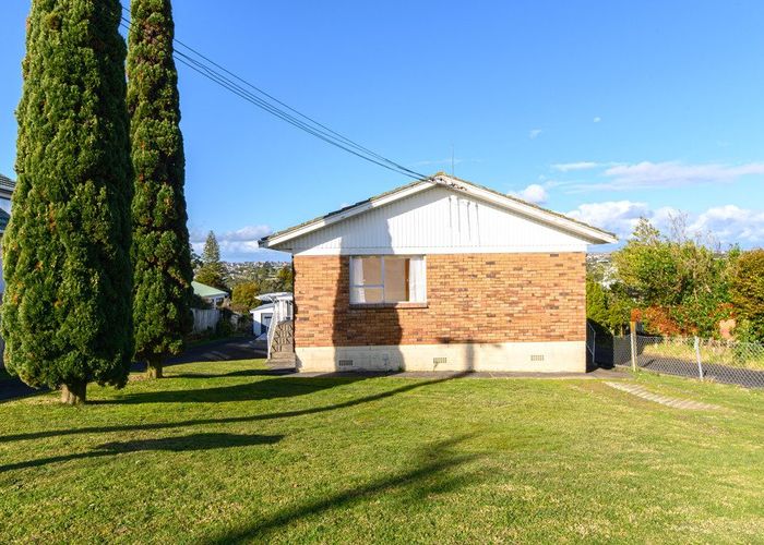  at 1/6 Gilletta Road, Mount Roskill, Auckland