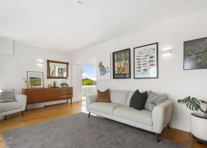  at 8 Hadfield Street, Beach Haven, Auckland