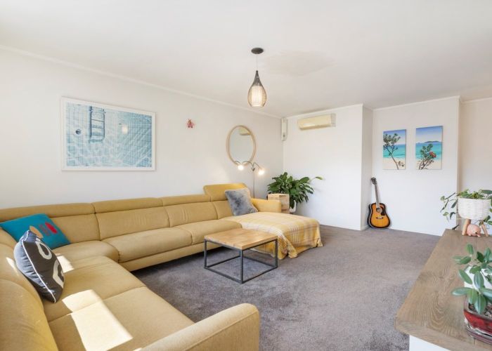  at 2/16 Stamford Park Road, Mount Roskill, Auckland
