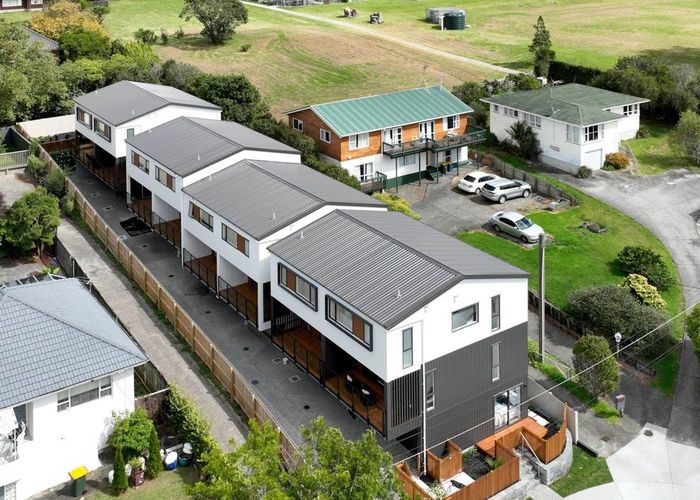  at 4/18 Riverview Road, New Lynn, Auckland