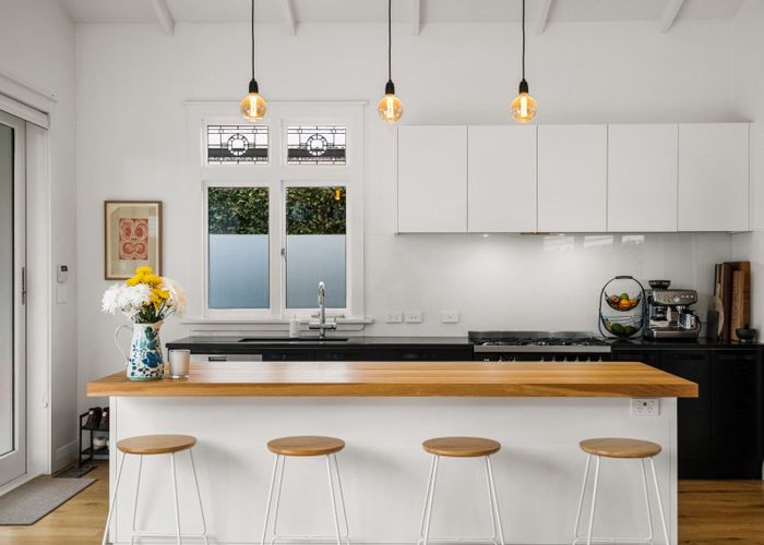  at 4 Seacombe Road, Point Chevalier, Auckland