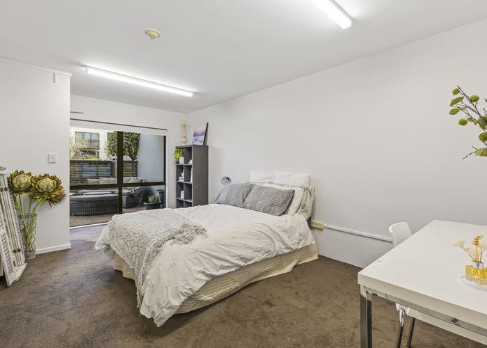  at 2/6 Airborne Road, Rosedale, North Shore City, Auckland