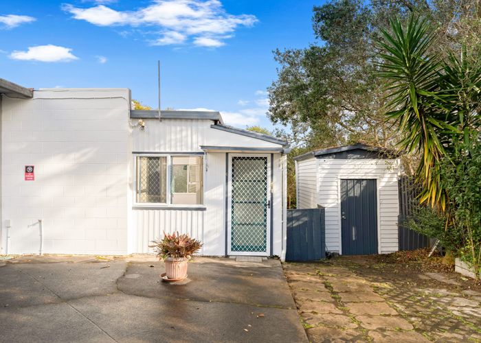  at 4/304 Great North Road, Henderson, Waitakere City, Auckland