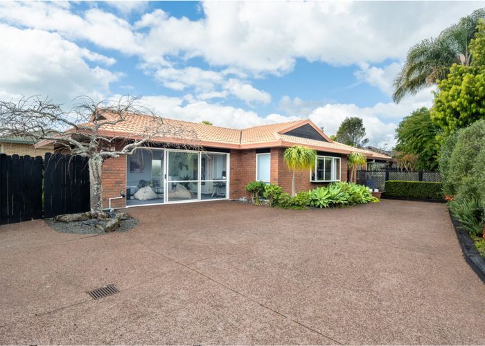  at 20 John Lister Close, Golflands, Auckland