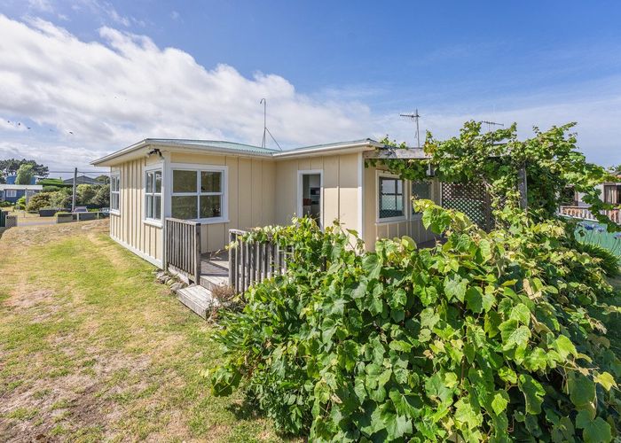  at 28 Drake Street, Waikawa Beach, Levin