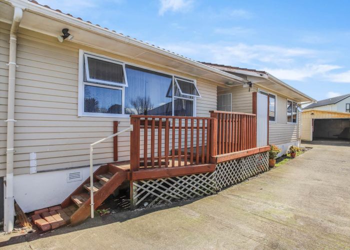  at 8 Tiari Place, Mangere East, Auckland