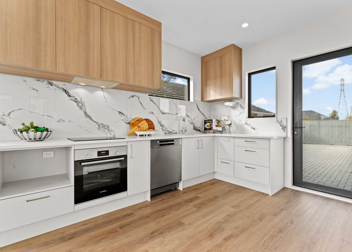  at 2/113 Flanshaw Road, Te Atatu South, Auckland