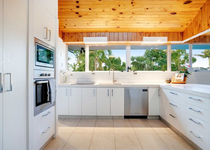  at 10 Caithness Place, Farm Cove, Manukau City, Auckland