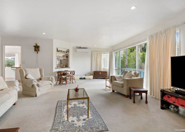 at 2/8 Strabo Place, Windsor Park, Auckland