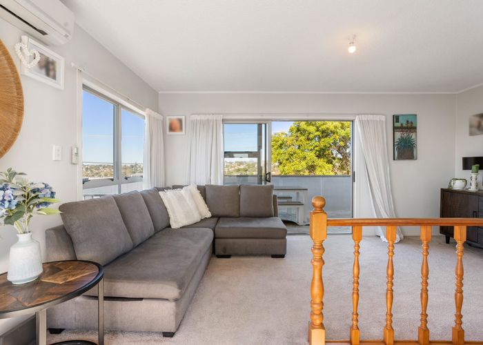  at 1/94 Chivalry Road, Glenfield, North Shore City, Auckland