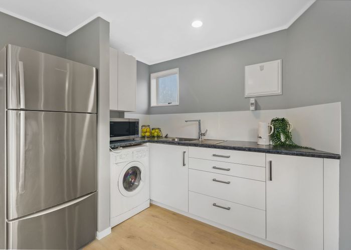  at 2/5 Bruce Street, Northcote Point, Auckland