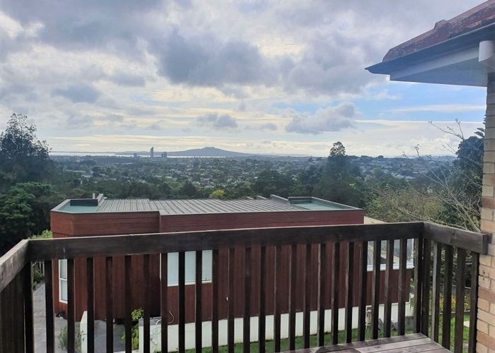  at 2/177 Glenfield Road, Hillcrest, Auckland