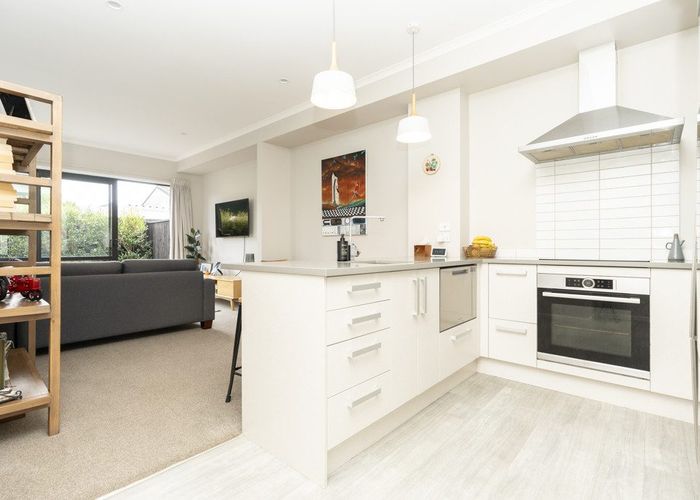  at 8/13 Beale Street, Hamilton East, Hamilton