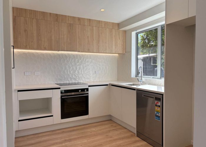  at 11 Compton Street, Hillcrest, Auckland