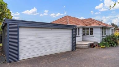  at 13 Cliff View Drive, Green Bay, Auckland
