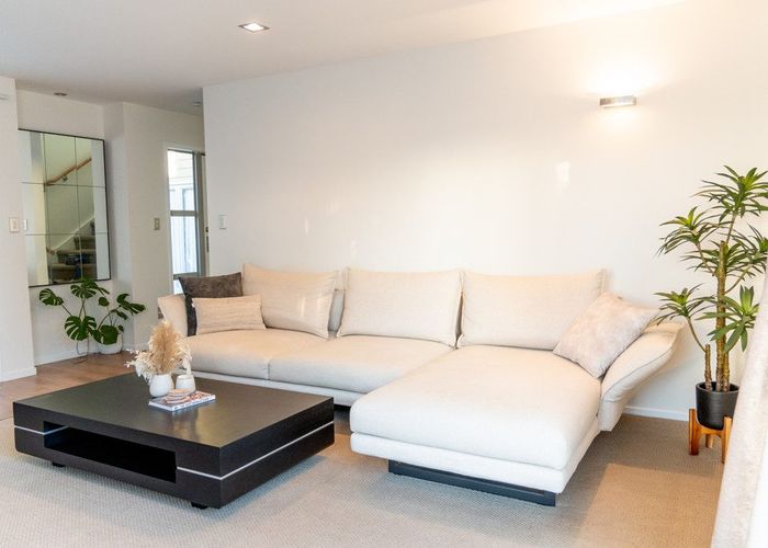  at 8 Roy Maloney Drive, Henderson, Waitakere City, Auckland