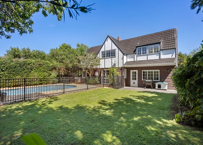  at 2 Fitzpatrick Place, Chatswood, Auckland