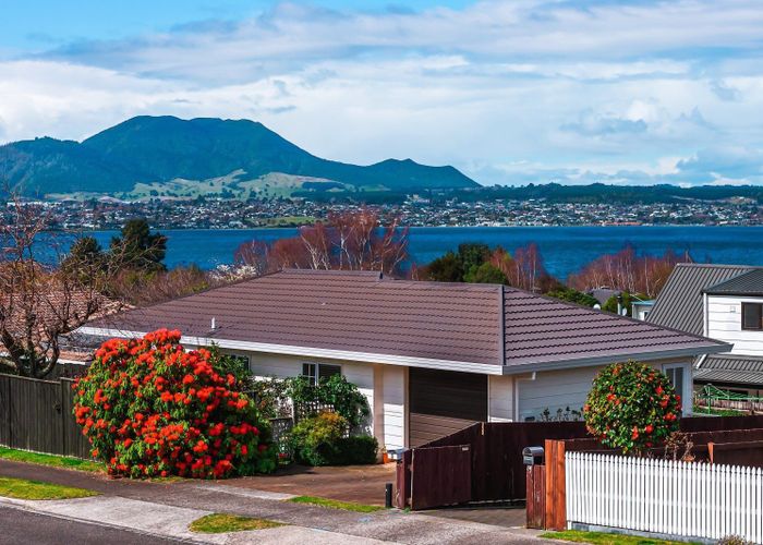  at 2/8 Kinder Street, Acacia Bay, Taupo, Waikato