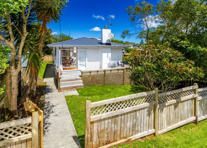  at 4 Bond Crescent, Forrest Hill, North Shore City, Auckland