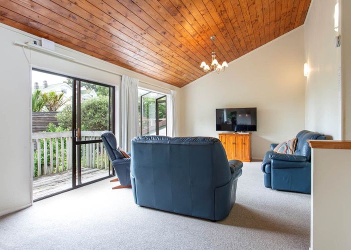  at 2/8 Gray Crescent, Torbay, North Shore City, Auckland