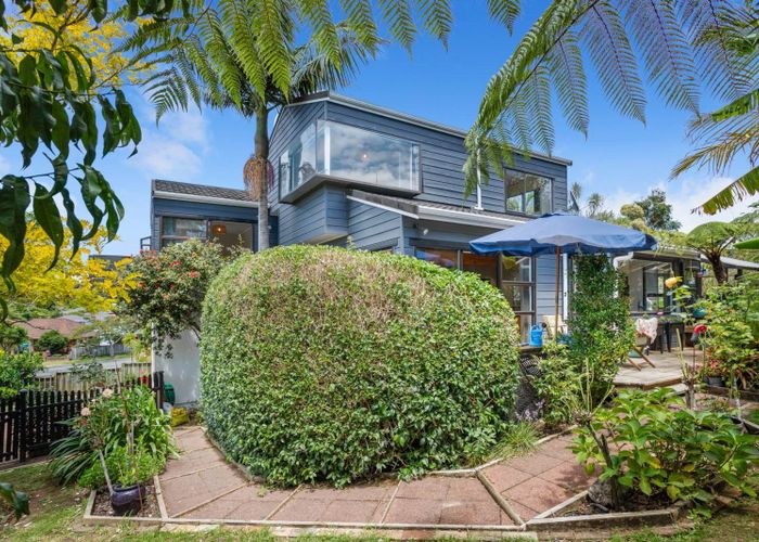  at 4 Milwaukee Place, Glendene, Waitakere City, Auckland