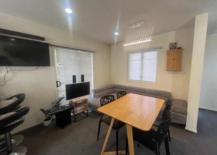  at 73 Winery Way, Henderson, Waitakere City, Auckland