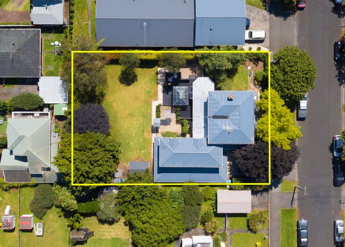 at 8 Wainui Avenue, Point Chevalier, Auckland
