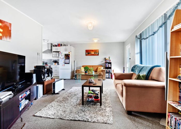  at 2/215 Swanson Road, Henderson, Auckland