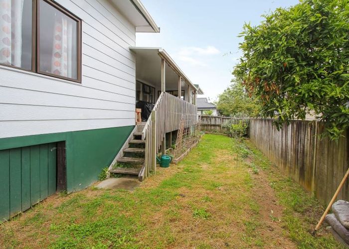  at 33 Metcalfe Road, Henderson, Waitakere City, Auckland