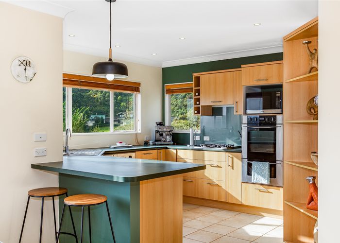  at 8 Cromarty Place, Papakowhai, Porirua