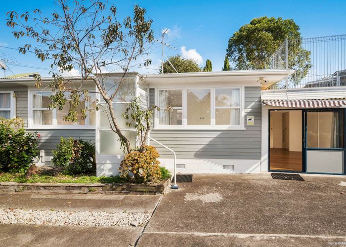  at 3/9 College Road, Northcote, Auckland