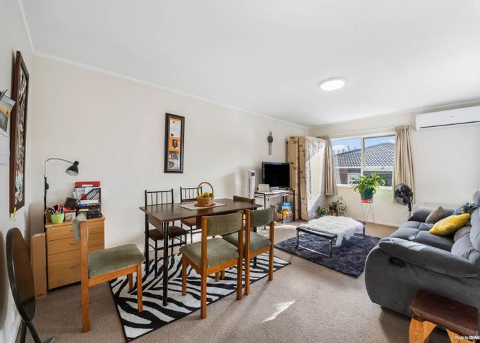  at 2/8 Houghton Street, Meadowbank, Auckland