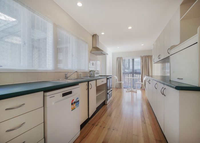  at 32 Essex Street, Te Atatu South, Waitakere City, Auckland