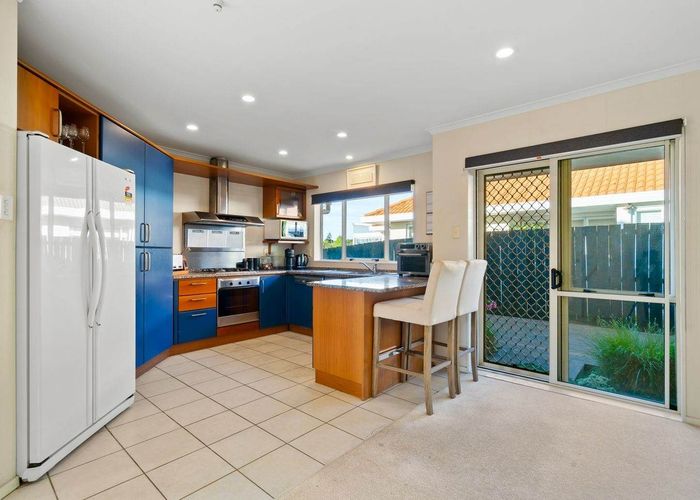  at 27 Gillett Place, Botany Downs, Manukau City, Auckland