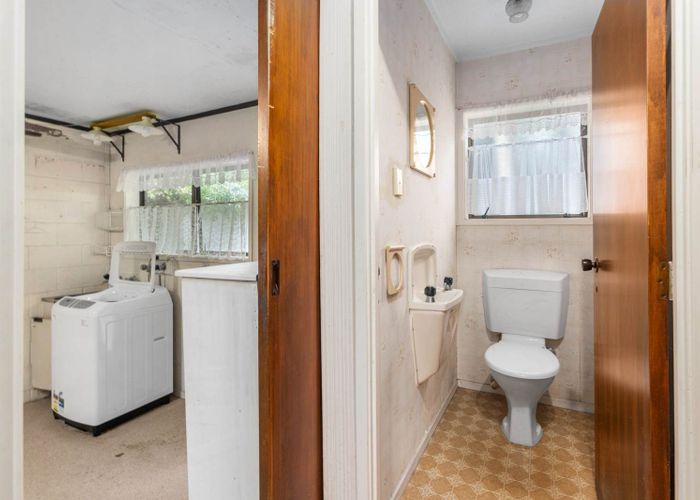  at 2/2 Photinia Place, Botany Downs, Manukau City, Auckland