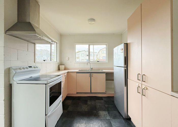  at 2/1 Raeben Avenue, Hillcrest, North Shore City, Auckland