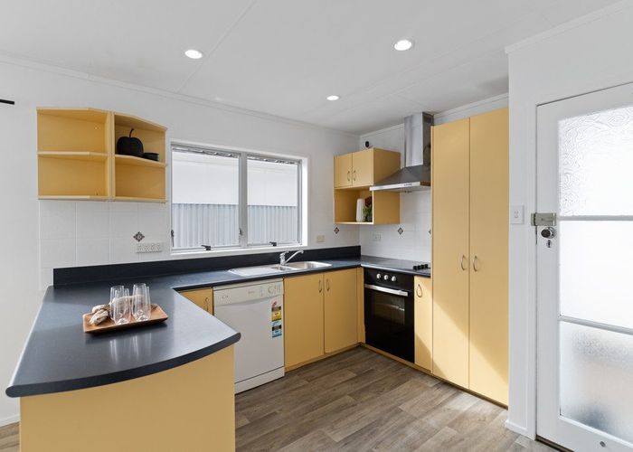  at 2 Edith Place, Dinsdale, Hamilton