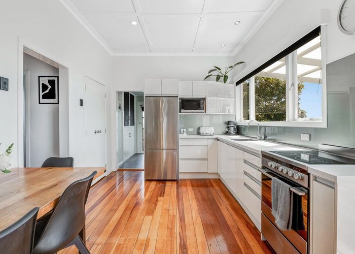  at 2/136 Sunset Road, Unsworth Heights, Auckland