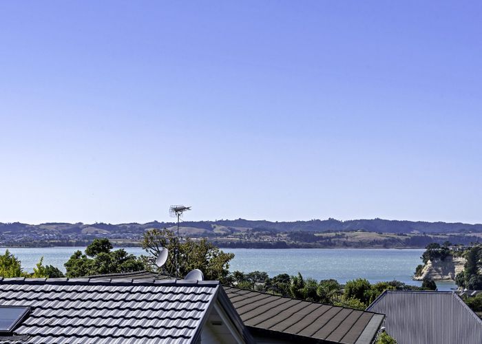  at 17 Beach Road, Mellons Bay, Auckland