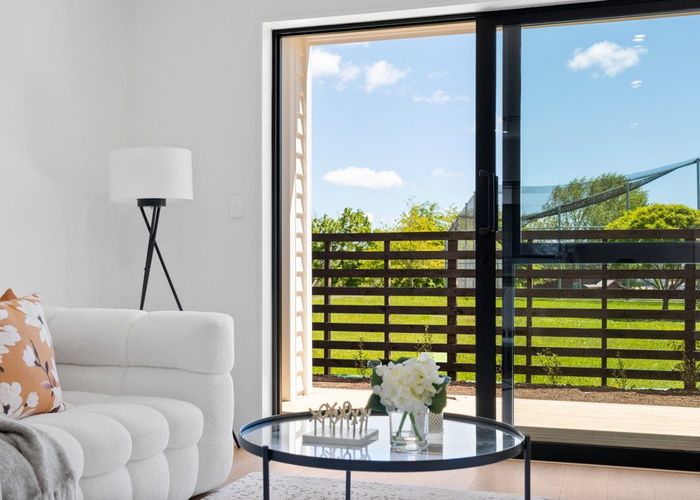  at 8/18 Albert Road, Kelston, Waitakere City, Auckland