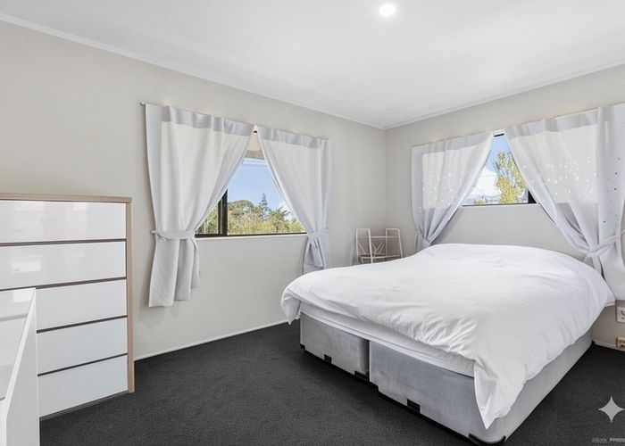  at 2/16 Normanton Street, Glenfield, North Shore City, Auckland