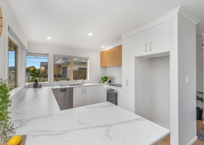  at 18 Mews Place, Forest Lake, Hamilton