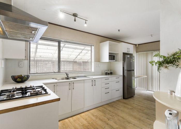  at 2/7 Roslyn Road, Mount Wellington, Auckland