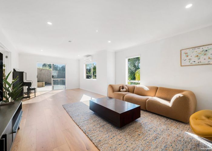  at 14 Meharg Place, Fairview Heights, Auckland