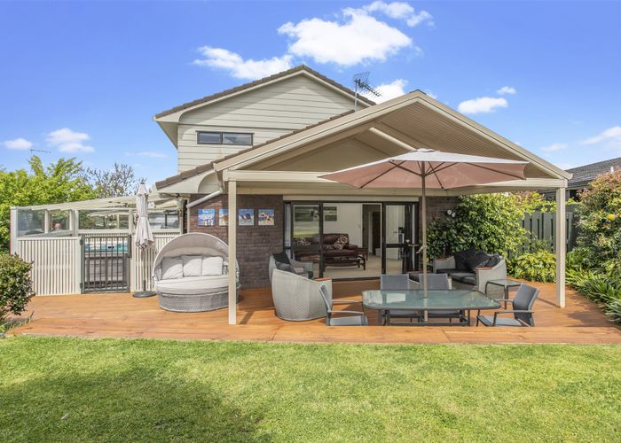 Free property data for 10 Camira Place, Botany Downs, Auckland homes